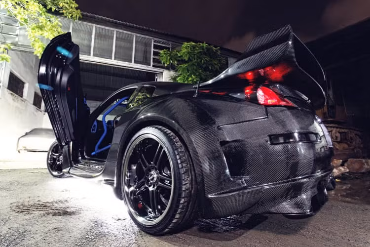 Được biết, chiếc Nissan 350Z này thuộc sở hữu của một drifter có tiếng ở Sài Gòn. Xe độ theo phong cách Veilside trong phim Fast And Furious tập Tokyo Drift. 