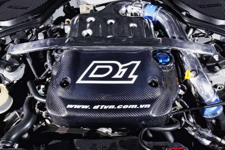 Về truyền động, Nissan 350Z độ bodykit Veilside được trang bị động cơ V6 3.5 lít, sản sinh công suất 306 mã lực, đi kèm hộp số sàn 6 cấp.