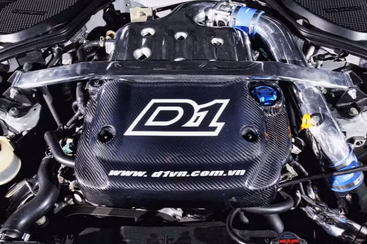 Về truyền động, Nissan 350Z độ bodykit Veilside được trang bị động cơ V6 3.5 lít, sản sinh công suất 306 mã lực, đi kèm hộp số sàn 6 cấp.