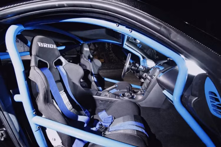 Trước đó, chiếc Nissan 350Z trong bài được dán decal ngoại thất màu vàng – đen rất nổi bật mỗi khi xuất hiện. Tuy nhiên, ở thời điểm hiện tại xe đã được thay “áo” mới màu xám – đen, mang đến cái nhìn hầm hố, “ngầu” hơn. Nguyên bản xe có body full carbon fiber.