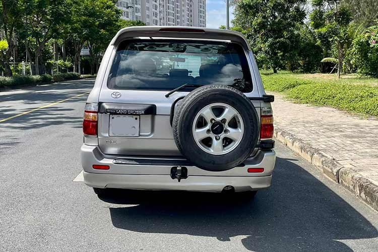 Về an toàn, Toyota Land Cruiser 100 đời 2000 được trang bị hệ thống chống bó cứng phanh (ABS) và hai túi khi phía trước. Đến năm 2005, Toyota Việt Nam tiến hành nâng cấp Toyota Land Cruiser với các chi tiết ngoại thất mới như lưới tản nhiệt, đèn pha HID.