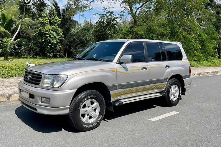 Với Toyota Land Cruiser 100 Series đời cũ, những tín đồ đam mê đơn giản chỉ để thỏa mãn tình yêu một thời mà mình chưa được sở hữu, hoặc phục vụ gia đình chu đáo hơn trong những chuyến đi du lịch dài ngày. Việc sử dụng xe không thường xuyên khiến vấn đề tiêu hao nhiên liệu cũng không còn là vấn đề đáng lưu tâm.