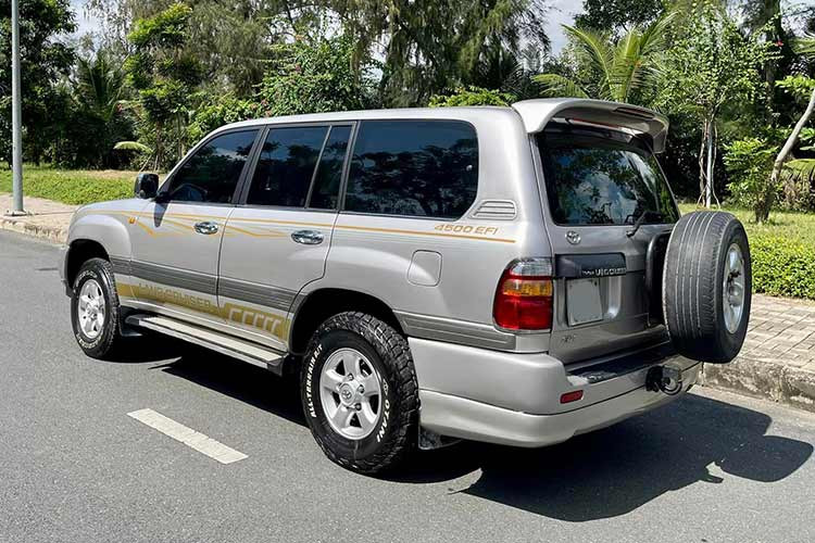 Hiện tại trên thị trường xe cũ, người yêu thích Land Cruiser 100 Series có thể tìm một chiếc xe đã qua sử dụng với nhiều đời, lấy ví dụ phiên bản GX 4.5 có giá dao động khoảng 395 - hơn 700 triệu đồng tùy thuộc vào tình trạng, phiên bản số sàn hay tự động đi kèm động cơ và độ chất của xe...