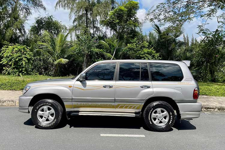 Trong giai đoạn này vẫn có một số ít xe nhập khẩu không chính hãng hoặc qua các hình thức thực hiện dự án với số tự động. Tại Việt Nam, Toyota Land Cruiser không chỉ được giới đại gia săn đón mà các cơ quan nhà nước cũng lựa chọn dòng xe này làm phương tiện chuyên chở các lãnh đạo trong hành trình dài trên những địa hình khó khăn.