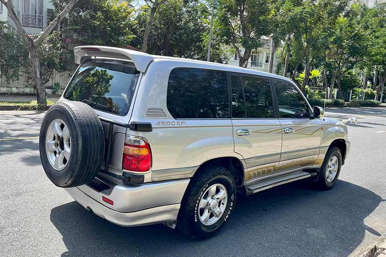 Toyota Land Cruiser series 100 ra mắt Việt Nam vào năm 2000 với một phiên bản GX duy nhất được trang bị động cơ model 1FZ-FE 4.5L I6 24 van DOHC sử dụng hệ thống phun xăng điện tử cho công suất cực đại 240 mã lực đi kèm hộp số sàn 5 cấp và hệ dẫn động 2 cầu bán thời gian.