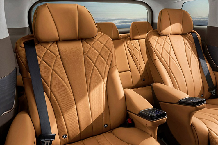 Nằm bên trong hốc bánh là bộ vành hợp kim 18 inch với thiết kế đa chấu ấn tượng. Chi tiết thu hút nhất của khu vực phía sau chính là cụm đèn hậu LED. Cụm đèn này được thiết kế nằm vắt ngang đuôi xe và có tạo hình mũi tên bên trong.