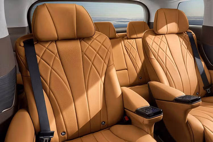 Nằm bên trong hốc bánh là bộ vành hợp kim 18 inch với thiết kế đa chấu ấn tượng. Chi tiết thu hút nhất của khu vực phía sau chính là cụm đèn hậu LED. Cụm đèn này được thiết kế nằm vắt ngang đuôi xe và có tạo hình mũi tên bên trong.