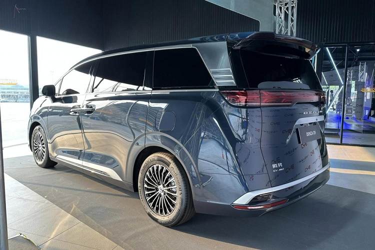 Trong khi đó, gói công nghệ Denza Pilot L2+ sẽ bổ sung hệ thống hỗ trợ lái trên cao tốc, hỗ trợ chuyển làn đường, cảnh báo phương tiện cắt mặt phía trước và hỗ trợ giữ làn đường khẩn cấp. Tại thị trường Trung Quốc, giá xe BYD Denza D9 EV hiện dao động từ 390.000 - 460.000 Nhân dân tệ (khoảng 1,34 - 1,58 tỷ đồng).