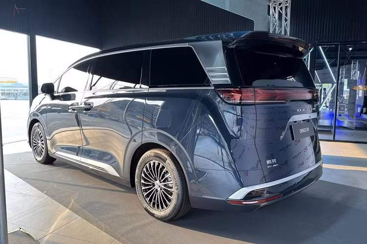 Trong khi đó, gói công nghệ Denza Pilot L2+ sẽ bổ sung hệ thống hỗ trợ lái trên cao tốc, hỗ trợ chuyển làn đường, cảnh báo phương tiện cắt mặt phía trước và hỗ trợ giữ làn đường khẩn cấp. Tại thị trường Trung Quốc, giá xe BYD Denza D9 EV hiện dao động từ 390.000 - 460.000 Nhân dân tệ (khoảng 1,34 - 1,58 tỷ đồng).