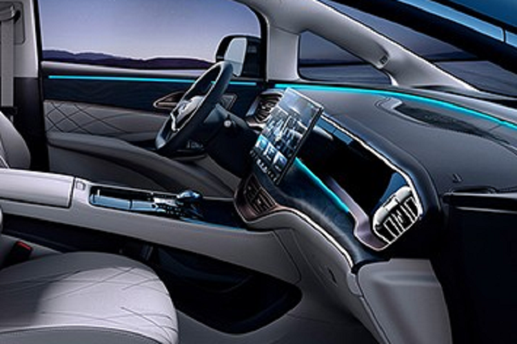 Đèn pha của BYD Denza D9 EV có thiết kế thanh mảnh và hiện đại trong khi dải đèn LED định vị ban ngày nằm thấp trên cản trước. Tương tự các mẫu MPV cỡ lớn khác, BYD Denza D9 EV cũng có cửa trượt chỉnh điện bên sườn. Thêm vào đó là viền cửa sổ và cột D mạ crôm làm điểm nhấn.