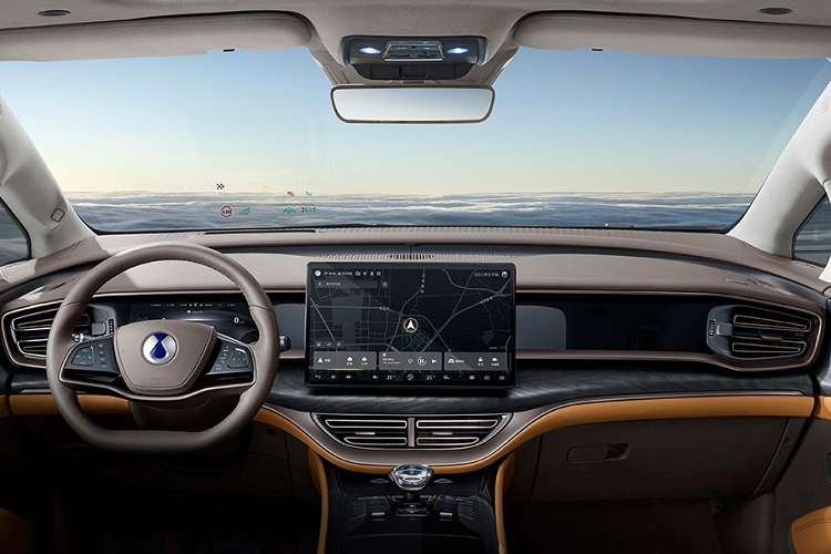 Bên trong BYD Denza D9 EV là không gian nội thất 7 chỗ ngồi với 2 ghế thương gia tách rời nhau ở hàng ghế giữa. Nội thất của xe toát lên vẻ sang trọng nhờ chất liệu da Nappa cao cấp và trần bọc bằng da lộn. Trong khi đó, tapi cửa được ốp gỗ và tích hợp đèn viền 148 màu.