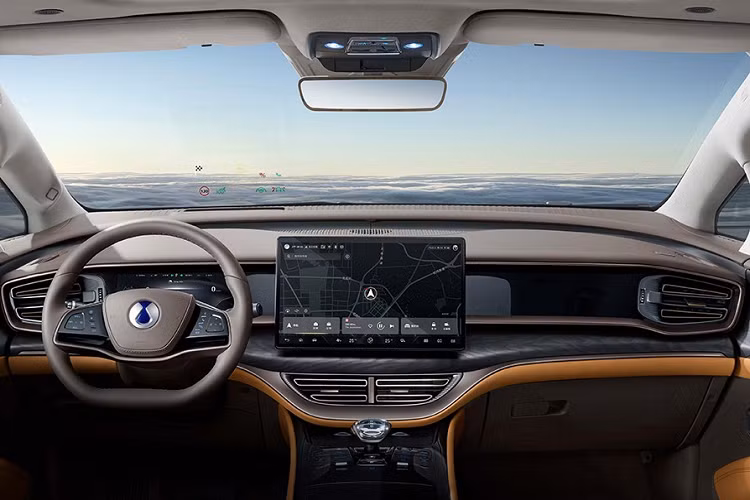 Bên trong BYD Denza D9 EV là không gian nội thất 7 chỗ ngồi với 2 ghế thương gia tách rời nhau ở hàng ghế giữa. Nội thất của xe toát lên vẻ sang trọng nhờ chất liệu da Nappa cao cấp và trần bọc bằng da lộn. Trong khi đó, tapi cửa được ốp gỗ và tích hợp đèn viền 148 màu.