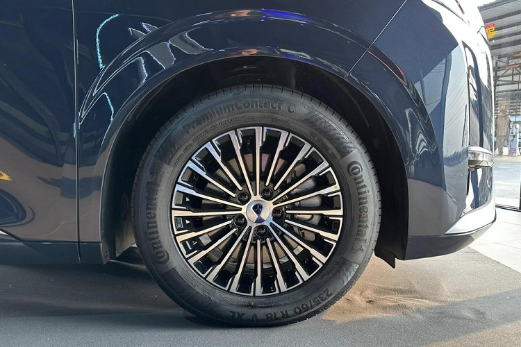 So với Toyota Alphard, BYD Denza D9 EV dài hơn 305 mm, rộng hơn 110 mm, cao hơn 25 mm trong khi chiều dài cơ sở nhỉnh hơn 110 mm. Không chỉ có kích thước đồ sộ, BYD Denza D9 EV còn có ngoại hình khá nổi bật với chủ đề thiết kế "Into the Meteor Arrow".