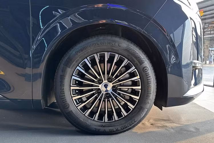 So với Toyota Alphard, BYD Denza D9 EV dài hơn 305 mm, rộng hơn 110 mm, cao hơn 25 mm trong khi chiều dài cơ sở nhỉnh hơn 110 mm. Không chỉ có kích thước đồ sộ, BYD Denza D9 EV còn có ngoại hình khá nổi bật với chủ đề thiết kế "Into the Meteor Arrow".