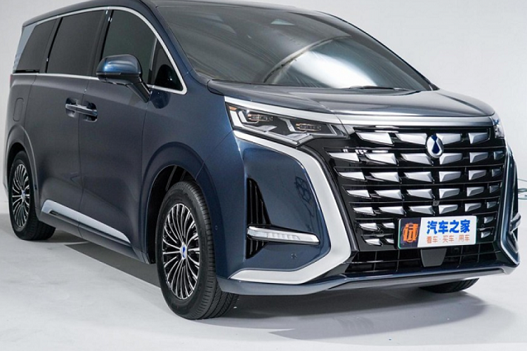 Phiên bản này cũng dùng pin như trên và có quãng đường di chuyển sau 1 lần sạc đầy pin là 600 km. Đặc biệt, BYD Denza D9 EV còn có gói công nghệ hỗ trợ lái bán tự động cấp độ 2 (Denza Pilot L2). Gói công nghệ này bao gồm hệ thống hỗ trợ lái bán tự động ICC Intelligent Pilot, hệ thống kiểm soát hành trình thích ứng ở mọi dải tốc độ