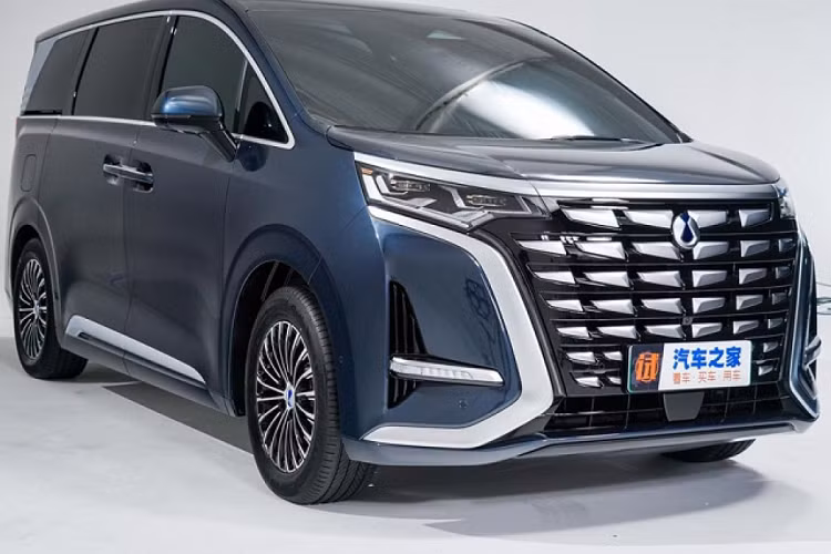 Phiên bản này cũng dùng pin như trên và có quãng đường di chuyển sau 1 lần sạc đầy pin là 600 km. Đặc biệt, BYD Denza D9 EV còn có gói công nghệ hỗ trợ lái bán tự động cấp độ 2 (Denza Pilot L2). Gói công nghệ này bao gồm hệ thống hỗ trợ lái bán tự động ICC Intelligent Pilot, hệ thống kiểm soát hành trình thích ứng ở mọi dải tốc độ