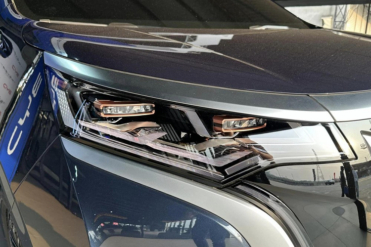 Tương tự nhiều mẫu xe ôtô điện BYD đời mới khác, Denza D9 EV cũng được phát triển dựa trên cơ sở gầm bệ e-Platform 3.0 EV. Mẫu MPV này có kích thước khá lớn, bao gồm chiều dài 5.250 mm, chiều rộng 1.960 mm, chiều cao 1.920 mm và chiều dài cơ sở 3.110 mm.