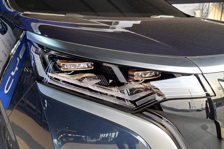 Tương tự nhiều mẫu xe ôtô điện BYD đời mới khác, Denza D9 EV cũng được phát triển dựa trên cơ sở gầm bệ e-Platform 3.0 EV. Mẫu MPV này có kích thước khá lớn, bao gồm chiều dài 5.250 mm, chiều rộng 1.960 mm, chiều cao 1.920 mm và chiều dài cơ sở 3.110 mm.