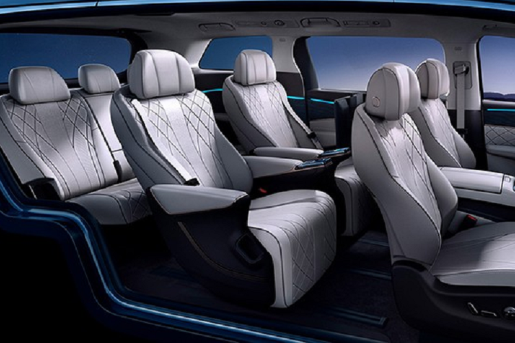 Khác với phiên bản DMi, mẫu MPV thuần điện này không có lưới tản nhiệt trên đầu xe. Tại đây, xe chỉ đi kèm các nẹp màu bạc nằm dọc để giả lưới tản nhiệt. Ngoài ra, trên đầu xe của BYD Denza D9 EV còn có nhiều chi tiết màu bạc khác như nẹp bao quanh nắp ca-pô và nẹp kéo dài từ đèn pha xuống cản trước.