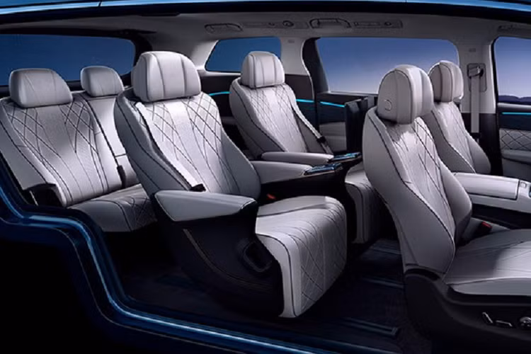 Khác với phiên bản DMi, mẫu MPV thuần điện này không có lưới tản nhiệt trên đầu xe. Tại đây, xe chỉ đi kèm các nẹp màu bạc nằm dọc để giả lưới tản nhiệt. Ngoài ra, trên đầu xe của BYD Denza D9 EV còn có nhiều chi tiết màu bạc khác như nẹp bao quanh nắp ca-pô và nẹp kéo dài từ đèn pha xuống cản trước.