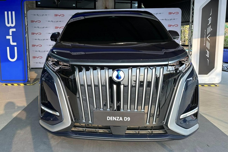 Theo kế hoạch, trong triển lãm Bangkok International Motor Show 2023, khai mạc vào ngày 22/3 tới đây, hãng BYD sẽ mang phiên bản thuần điện của Denza D9 đến trưng bày và giới thiệu. Tuy nhiên, BYD Rever - nhà nhập khẩu và phân phối xe BYD tại Thái Lan - cũng cho biết chưa có kế hoạch bán mẫu xe MPV Denza D9 EV ở thị trường này trong tương lai gần.