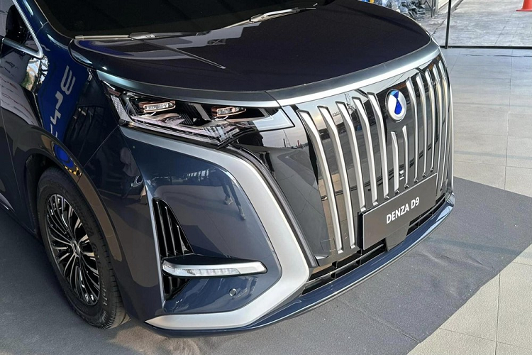 Bên cạnh đó là cụm pin Blade của hãng BYD với dung lượng khả dụng 103,36 kWh, cho phép xe chạy được 620 km theo chu trình thử nghiệm CLTC. Ở phiên bản AWD, mẫu MPV hạng sang này có 2 mô-tơ điện nằm trên 2 cầu, tạo ra công suất tổng cộng 374 mã lực và mô-men xoắn cực đại 470 Nm