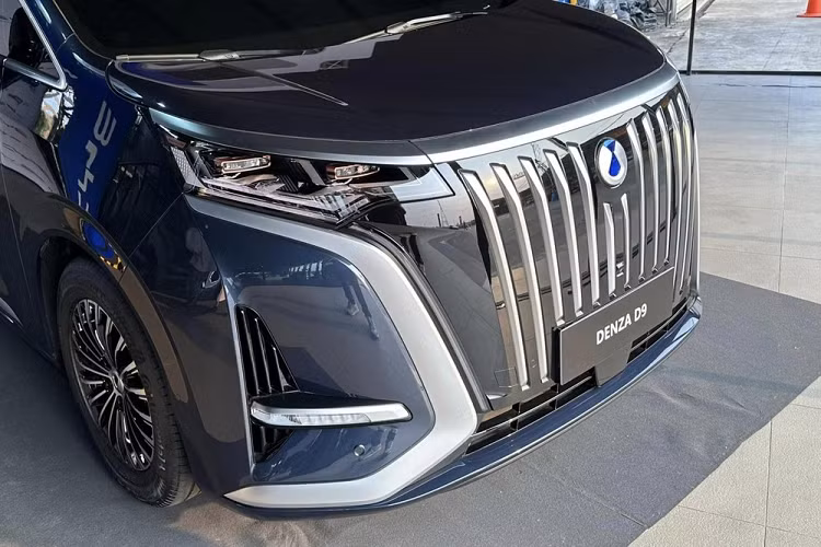 Bên cạnh đó là cụm pin Blade của hãng BYD với dung lượng khả dụng 103,36 kWh, cho phép xe chạy được 620 km theo chu trình thử nghiệm CLTC. Ở phiên bản AWD, mẫu MPV hạng sang này có 2 mô-tơ điện nằm trên 2 cầu, tạo ra công suất tổng cộng 374 mã lực và mô-men xoắn cực đại 470 Nm