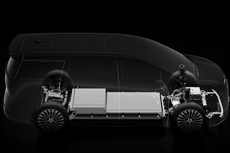 Ở bệ tì tay của ghế còn có thêm 2 màn hình nhỏ để hành khách chỉnh một số tính năng của xe. Khi mua BYD Denza D9 EV, khách hàng có thể chọn phiên bản dẫn động cầu trước FWD hoặc dẫn động 4 bánh AWD. Trong đó, BYD Denza D9 EV FWD dùng mô-tơ điện mạnh 312 mã lực và 360 Nm nằm trên cầu trước.