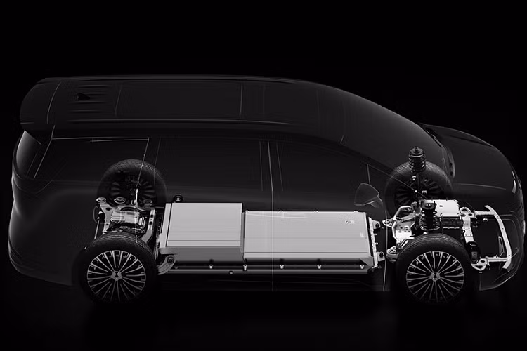 Ở bệ tì tay của ghế còn có thêm 2 màn hình nhỏ để hành khách chỉnh một số tính năng của xe. Khi mua BYD Denza D9 EV, khách hàng có thể chọn phiên bản dẫn động cầu trước FWD hoặc dẫn động 4 bánh AWD. Trong đó, BYD Denza D9 EV FWD dùng mô-tơ điện mạnh 312 mã lực và 360 Nm nằm trên cầu trước.