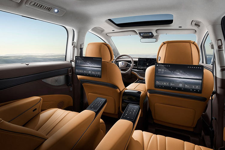 Không chỉ sang trọng, nội thất của BYD Denza D9 EV còn có nhiều trang bị đáng chú ý như bảng đồng hồ kỹ thuật số 10,25 inch, màn hình cảm ứng trung tâm 15,6 inch, hệ thống âm thanh Dynaudio 14 loa, 2 màn hình giải trí 12,8 inch dành cho hàng ghế sau và camera 8 megapixel để hành khách họp từ xa.