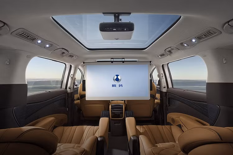 Theo hãng BYD, hàng ghế thứ 2 của mẫu MPV này có thể trượt lên/xuống trong khoảng cách 1,08 m. Đồng thời, ghế có thể chỉnh điện 10 hướng, đi kèm hệ thống massage, tựa đầu ghế chỉnh 6 hướng và bệ đỡ bắp chân chỉnh điện nhằm mang đến cảm giác thoải mái cho hành khách.