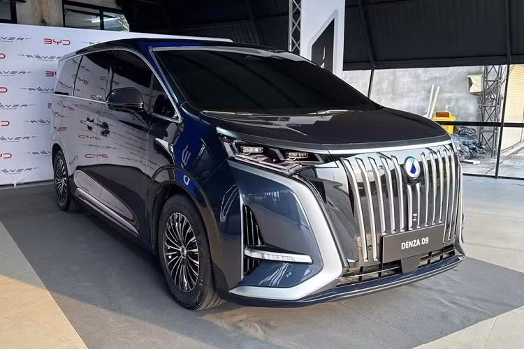 Được thành lập từ năm 2010, Denza là thương hiệu liên doanh giữa hãng xe Trung Quốc BYD và đối tác Mercedes-Benz. Vào tháng 5/2022, Denza đã chính thức trình làng mẫu MPV hạng sang cỡ lớn mang tên D9. Được mệnh danh là "Toyota Alphard của Trung Quốc", BYD Denza D9 2023 mới có cả phiên bản plug-in hybrid (DMi) lẫn thuần điện (EV).