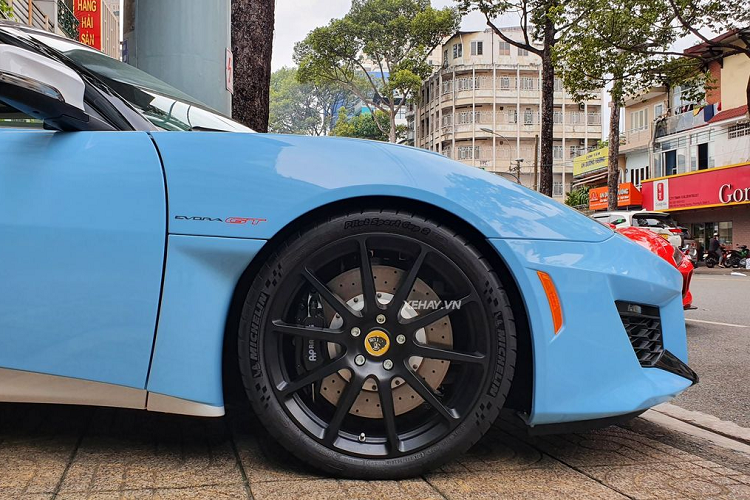 Hiện chiếc xe thể thao Lotus Evora GT đang nằm chờ khách nhưng không rõ giá bán ra sao, chỉ biết rằng, chiếc xe này chỉ dành cho người đam mê hay nhà sưu tập. 
