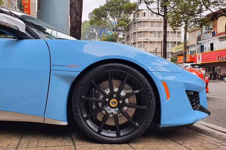 Hiện chiếc xe thể thao Lotus Evora GT đang nằm chờ khách nhưng không rõ giá bán ra sao, chỉ biết rằng, chiếc xe này chỉ dành cho người đam mê hay nhà sưu tập. 