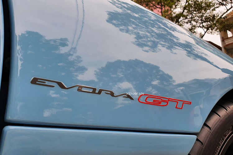 Theo đó, chiếc xe thể thao Lotus Evora GT này có biển 51K-729.79, có thể thấy, con số thần tài lớn đã xuất hiện ở 2 số cuối, được biết, chủ cũ của chiếc xe thể thao Lotus Evora GT có một không hai tại Việt Nam là người mê xe biển đẹp, anh có gần 15 xe mang biển tứ quý, thần tài nhỏ và thần tài lớn.