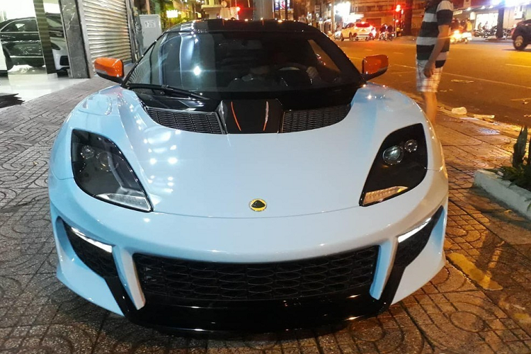 Trong số này, chiếc xe thể thao Lotus Evora GT tại Sài Gòn nhận được nhiều sự chú ý khi xe về nước đã có chủ, người mua lại còn là 1 nhà sưu tập siêu xe 8X ở Sài thành, từng sở hữu 1 chiếc xe của hãng Lotus là chiếc xe thể thao "bé hạt tiêu" Lotus Elise S2 mang biển số cặp. Vì thế, nhiều người rất tò mò muốn biết, xe tí hon phong cách xe đua Lotus Evora GT độc nhất Việt Nam giờ ra sao sau hơn 1 năm về nước?.
