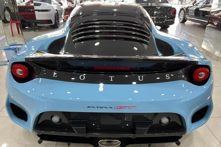 Sức mạnh trên sẽ giúp xe tăng tốc từ vị trí xuất phát lên 96 km/h trong 3,8 giây nếu sử dụng số sàn và khi xe trang bị số tự động mất đến 3,9 giây. Tốc độ tối đa của xe thể thao Lotus Evora GT độc nhất Việt Nam là 280 km/h.