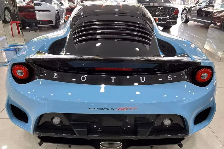 Sức mạnh trên sẽ giúp xe tăng tốc từ vị trí xuất phát lên 96 km/h trong 3,8 giây nếu sử dụng số sàn và khi xe trang bị số tự động mất đến 3,9 giây. Tốc độ tối đa của xe thể thao Lotus Evora GT độc nhất Việt Nam là 280 km/h.