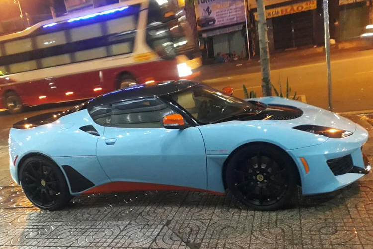 Chiếc xe thể thao Lotus Evora GT sở hữu động cơ V6, dung tích 3.5 lít lấy từ xe Toyota Camry nhưng lại cho ra công suất tối đa 416 mã lực và mô-men xoắn cực đại đến 450 Nm nếu đi kèm hộp số tự động 6 cấp.