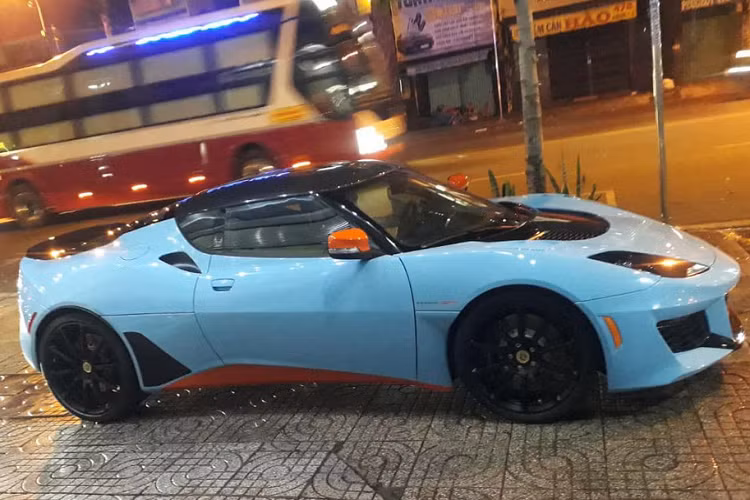 Chiếc xe thể thao Lotus Evora GT sở hữu động cơ V6, dung tích 3.5 lít lấy từ xe Toyota Camry nhưng lại cho ra công suất tối đa 416 mã lực và mô-men xoắn cực đại đến 450 Nm nếu đi kèm hộp số tự động 6 cấp.