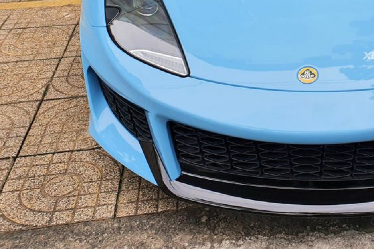 Thông tin riêng của chúng tôi tiết lộ, sau khi sở hữu chiếc xe thể thao Lotus Evora GT độc nhất vô nhị tại thị trường Việt Nam chỉ 1 năm sau, tay chơi xe này đã thanh lý hết dàn xe gần 60 chiếc, và Lotus Evora GT cũng không ngoại lệ, nó được bán trở lại cho chính showroom đã nhập xe về nước, và gần đây, hình ảnh cực hiếm hoi của xe đã được chia sẻ lên mạng xã hội cho thấy, xe đã có biển số, lại còn rất đẹp.