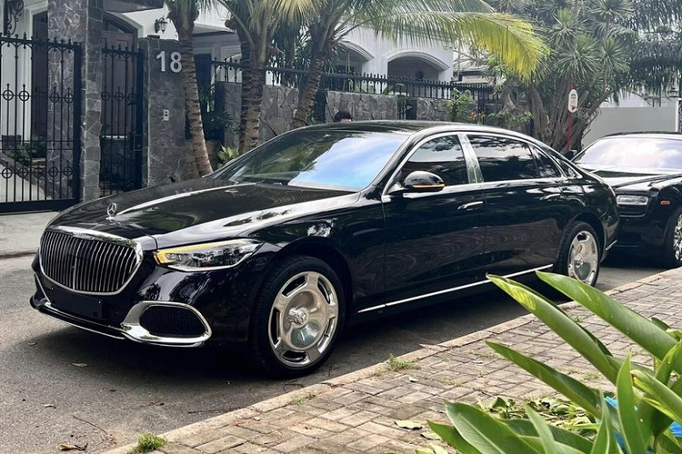 Sau đó, tay chơi này đã âm thầm mua lại 1 chiếc xe siêu sang Mercedes-Maybach S450 4Matic thế hệ mới có giá bán hơn 8 tỷ đồng từ 1 showroom chuyên mua bán xe ở Sài thành, đơn vị này cũng chính là người đã thu lại xe sang Audi A8L 2022 của Cường Đô la.