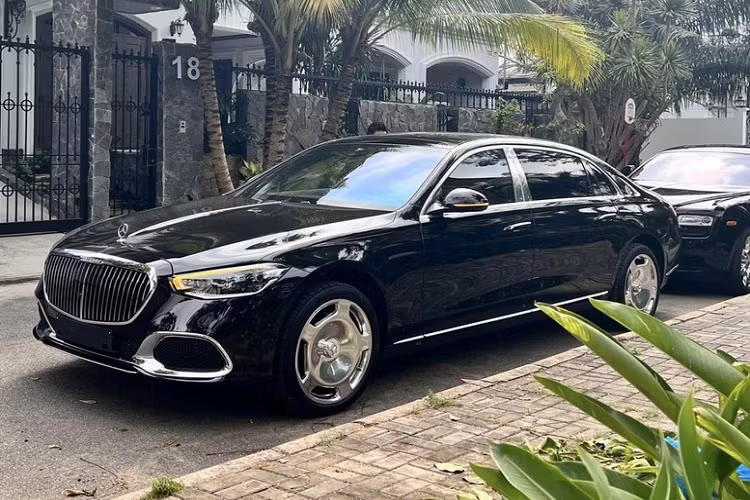Sau đó, tay chơi này đã âm thầm mua lại 1 chiếc xe siêu sang Mercedes-Maybach S450 4Matic thế hệ mới có giá bán hơn 8 tỷ đồng từ 1 showroom chuyên mua bán xe ở Sài thành, đơn vị này cũng chính là người đã thu lại xe sang Audi A8L 2022 của Cường Đô la.