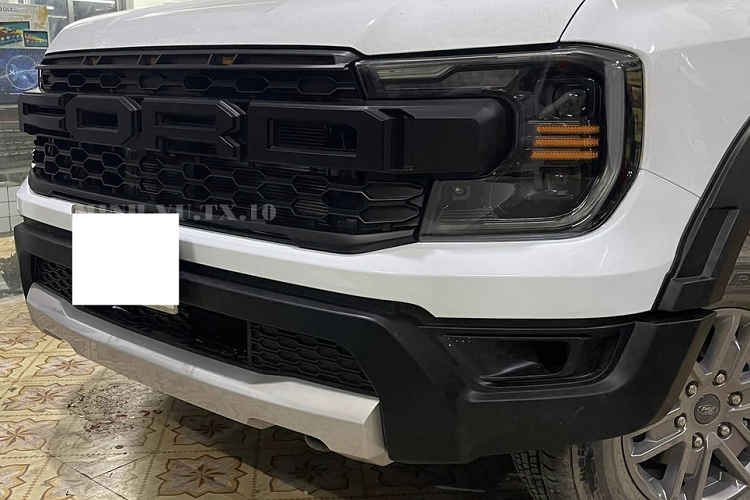 Chỉ mới mua được chiếc xe bán tải Ford Ranger thế hệ mới chưa bao lâu, nhưng anh Công đến từ tỉnh Nghệ An đã quyết định độ Ford Ranger 2023 lên Ranger Raptor thế hệ mới nhất, số người có ý định lên đời cho Ranger đời mới như anh Công không ít và họ đều chuẩn bị tâm lý giữ lại đồ "zin" để đợt đăng kiểm sau này có đồ nguyên bản lắp vào.
