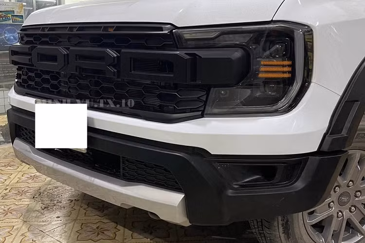 Chỉ mới mua được chiếc xe bán tải Ford Ranger thế hệ mới chưa bao lâu, nhưng anh Công đến từ tỉnh Nghệ An đã quyết định độ Ford Ranger 2023 lên Ranger Raptor thế hệ mới nhất, số người có ý định lên đời cho Ranger đời mới như anh Công không ít và họ đều chuẩn bị tâm lý giữ lại đồ "zin" để đợt đăng kiểm sau này có đồ nguyên bản lắp vào.