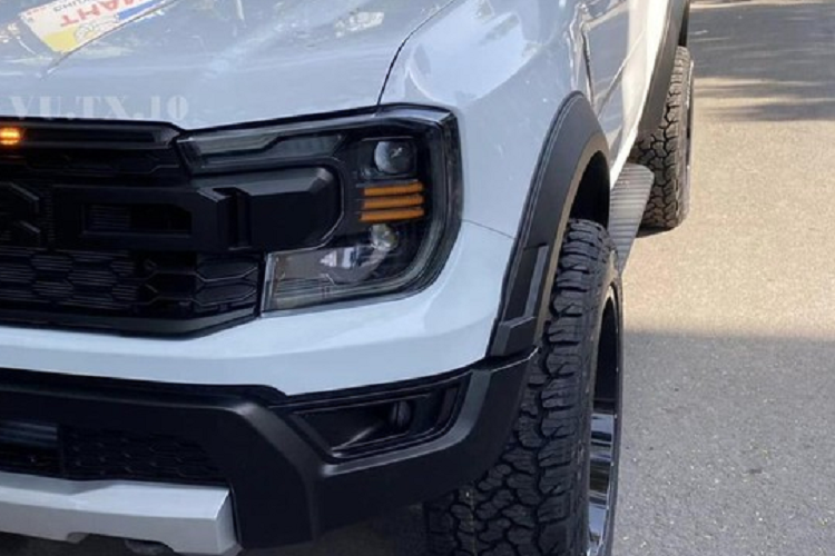 Quá trình độ nhẹ một chiếc xe bán tải Ford Ranger thế hệ mới lên bản Ford Ranger Raptor 2023 chỉ qua vài công đoạn như thay mặt ca-lăng, cản trước/sau và lên bộ tem Raptor bên hông thùng xe là được, nếu ai máu hơn thì độ mâm, lốp, phuộc và cả đèn mới...