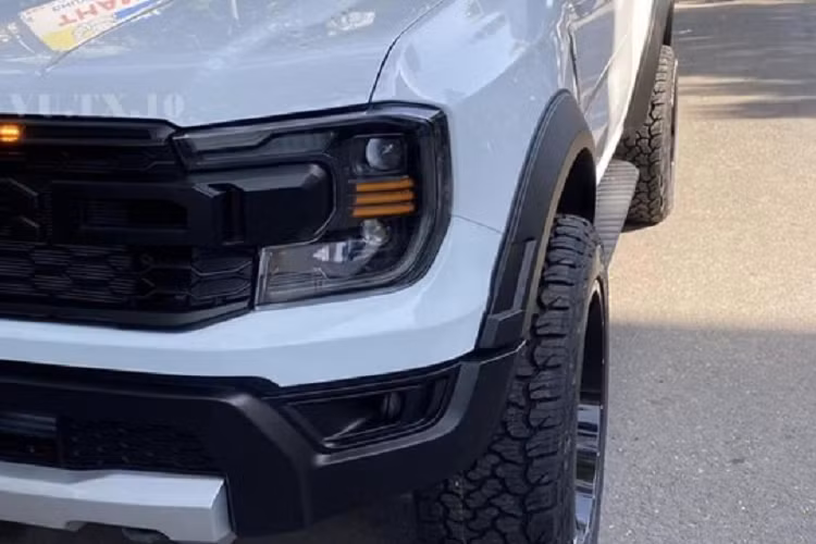 Quá trình độ nhẹ một chiếc xe bán tải Ford Ranger thế hệ mới lên bản Ford Ranger Raptor 2023 chỉ qua vài công đoạn như thay mặt ca-lăng, cản trước/sau và lên bộ tem Raptor bên hông thùng xe là được, nếu ai máu hơn thì độ mâm, lốp, phuộc và cả đèn mới...