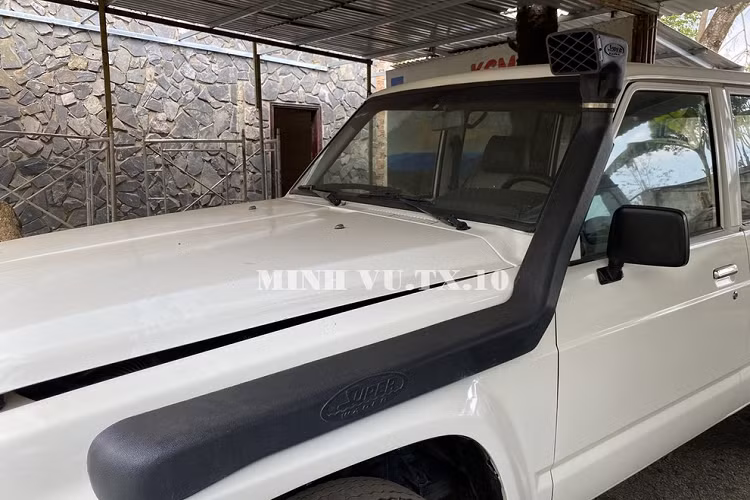 Cơ chế nhả thanh lắc phía sau đã xuất hiện trên một số mẫu xe. Một số chiếc Y60 có tời gắn phía trước điều khiển cất cánh bằng điện, với cần điều khiển trong cabin ở bên phải cần số. Tại Nhật Bản, xe còn có tên gọi Safari, có sẵn hệ thống điện 24V tùy chọn, thay vì 12V tiêu chuẩn.