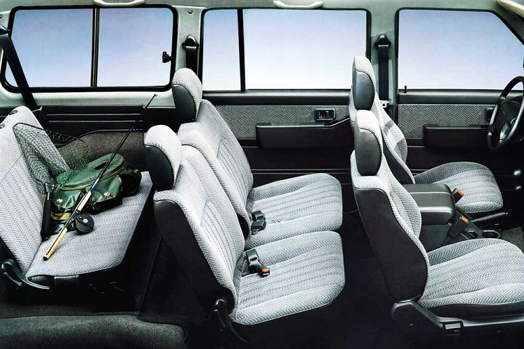 Mở cửa bước vào trong khoang lái, thật sự ngạc nhiên vì chiếc Nissan Patrol Y60 có nội thất còn khá mới Ghế da màu trắng-đen, các chi tiết của xe đều nguyên bản.