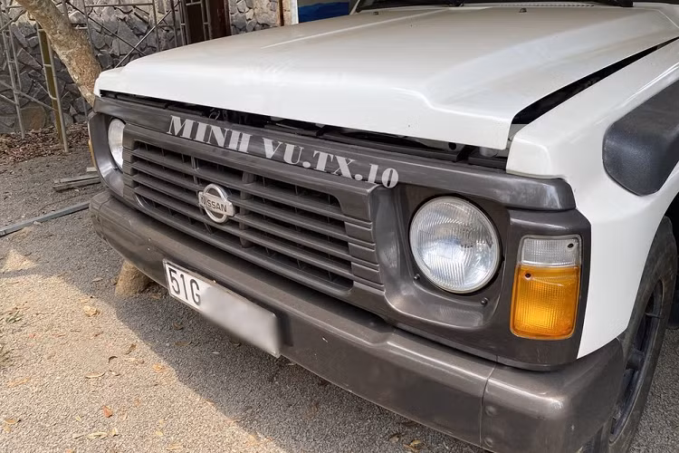 Các mã mẫu thay thế GR và GQ lần lượt được áp dụng cho các mẫu dẫn động bên trái và bên phải. Hầu hết các mẫu xe đều có vi sai hạn chế trượt phía sau và một số biến thể có khóa vi sai cầu sau vận hành bằng điện từ hoặc chân không.